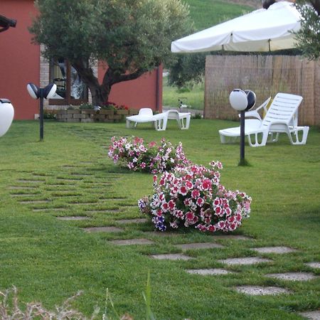 רוזטו דליי אברוצי Agriturismo Il Borgo Degli Ulivi מראה חיצוני תמונה
