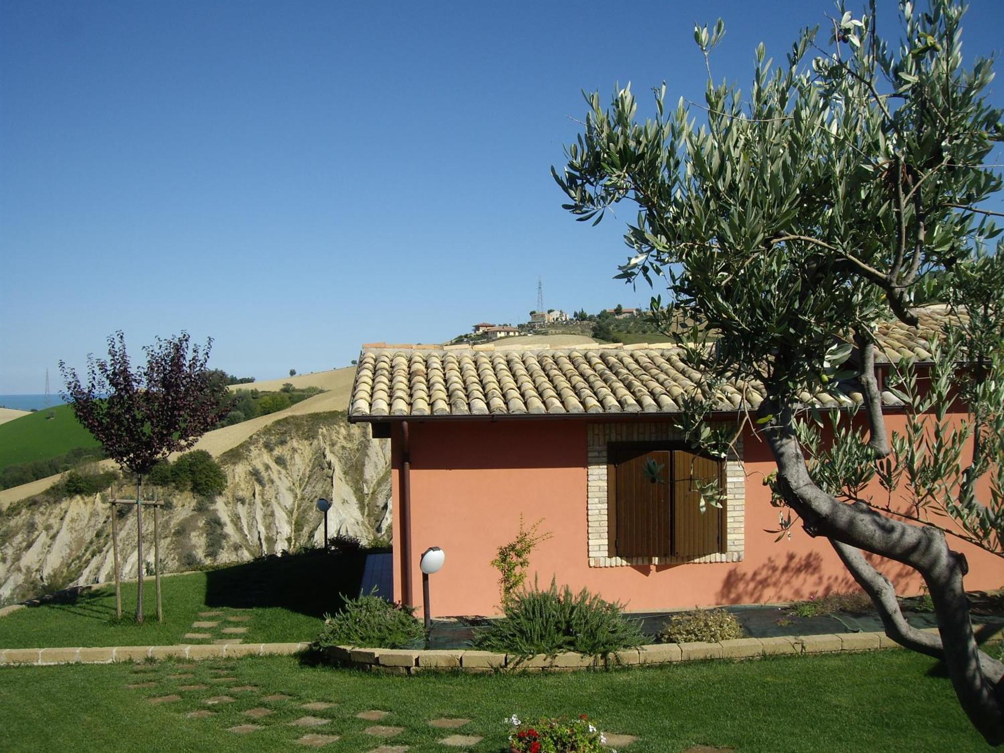 רוזטו דליי אברוצי Agriturismo Il Borgo Degli Ulivi מראה חיצוני תמונה