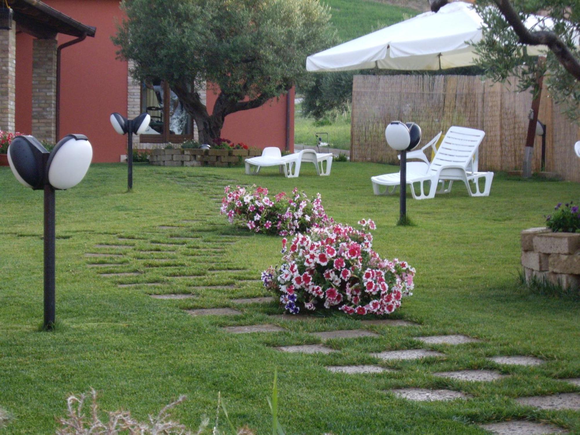 רוזטו דליי אברוצי Agriturismo Il Borgo Degli Ulivi מראה חיצוני תמונה
