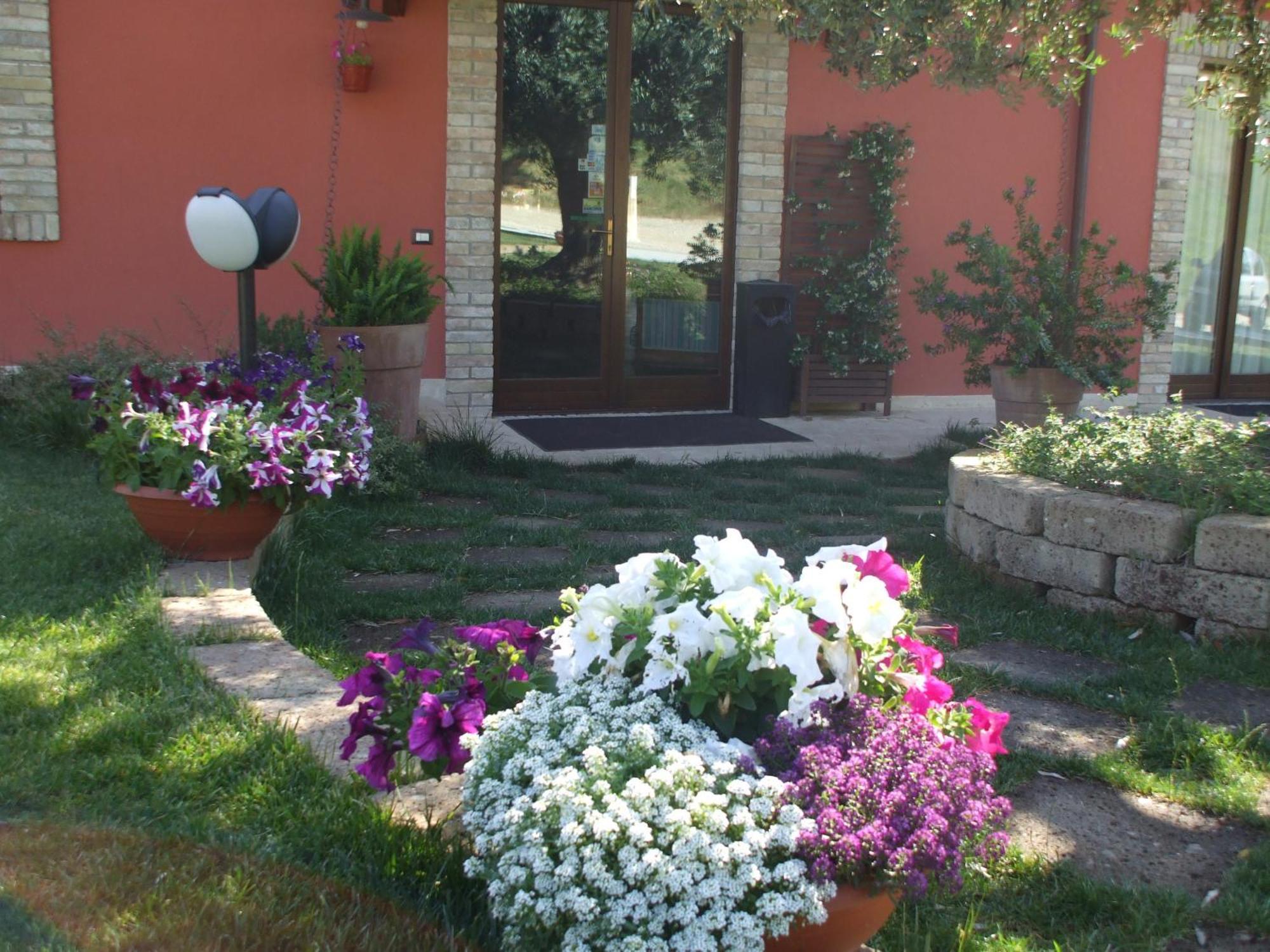 רוזטו דליי אברוצי Agriturismo Il Borgo Degli Ulivi מראה חיצוני תמונה